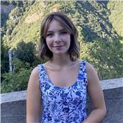 Laureata in biologia impartisce lezioni di biologia, matematica di base ( fino al terzo superiore) e chimica